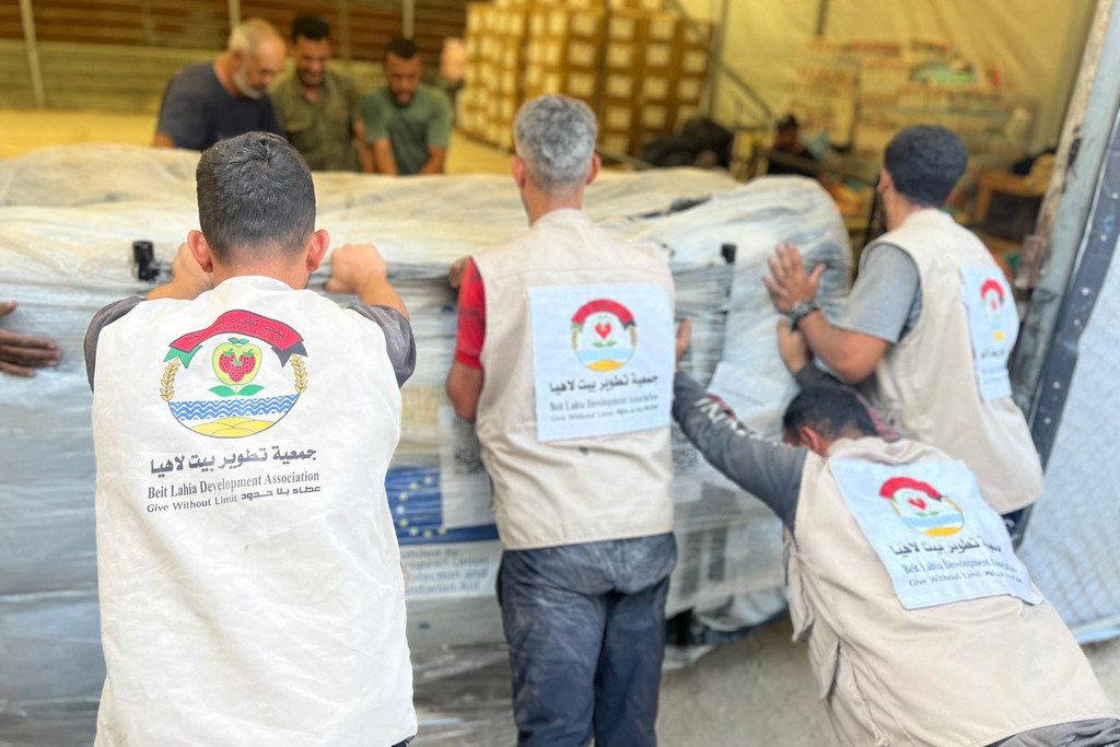 تقوم فرق جمعية بيت لاهيا للتنمية بإعداد الخيام للعائلات النازحة.